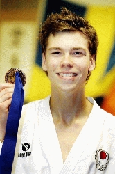 Eric Forsheden åkte till karate-VM i Dallas för att nå prispallen. 21-åringen från Eskilstuna återvände från Texas med en bronspeng i bagaget.<br />FOTO: MARIE BREMBERG