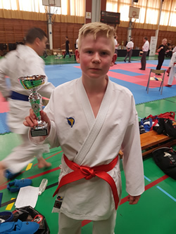 SIgge med sitt silver i kumite pojkar 13 år