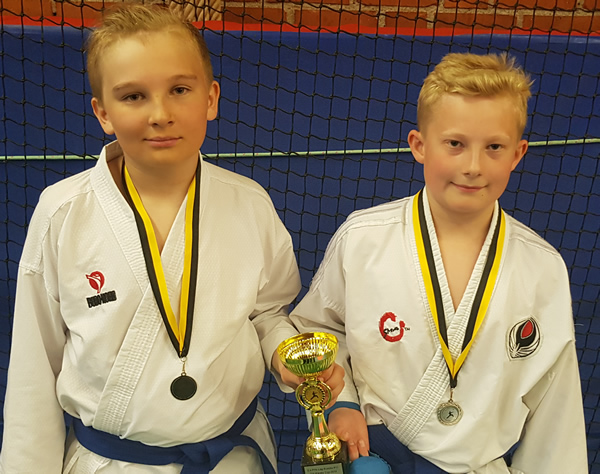 Adrian och Hugo med silver i lag pojkar 11 år