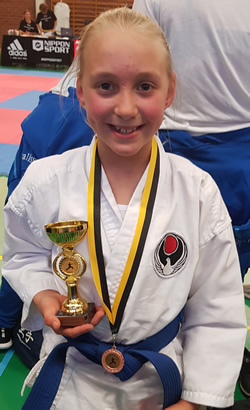 Emmie med brons kumite flickor 9 år