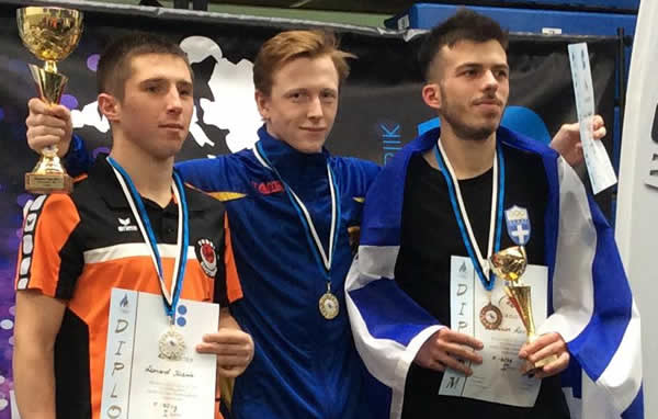 Daniel med guld i kumite -60 kg