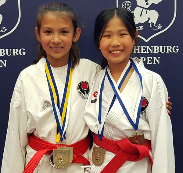 Milly och Liona, båda med dubbla brons (kumite och kata)