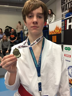 Tage Alskog med guld i U14 +55 kg, kumite