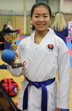 Frame Nilsson, med guld i kumite kadetter -54 kg