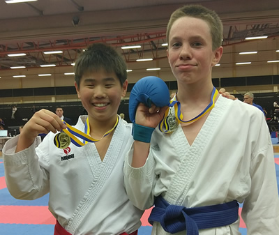 Harry och Tage efter sitt guld respektive silver i kumite pojkar 12 år