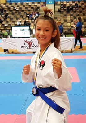 Milly med guld i kata och silver i kumite