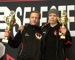 Danne och Elliot med sina medaljer