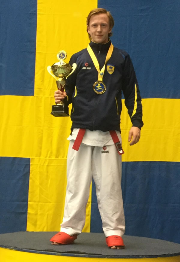 Daniel Barkelind med ett av sina två guld