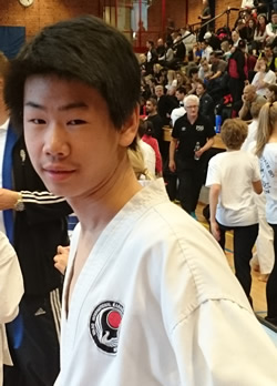 Kevin Lieu mot silver i kumite pojkar 13 år